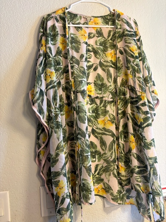 Lily White Other - Lily White Floral V-Neck Top in Green & Yellow